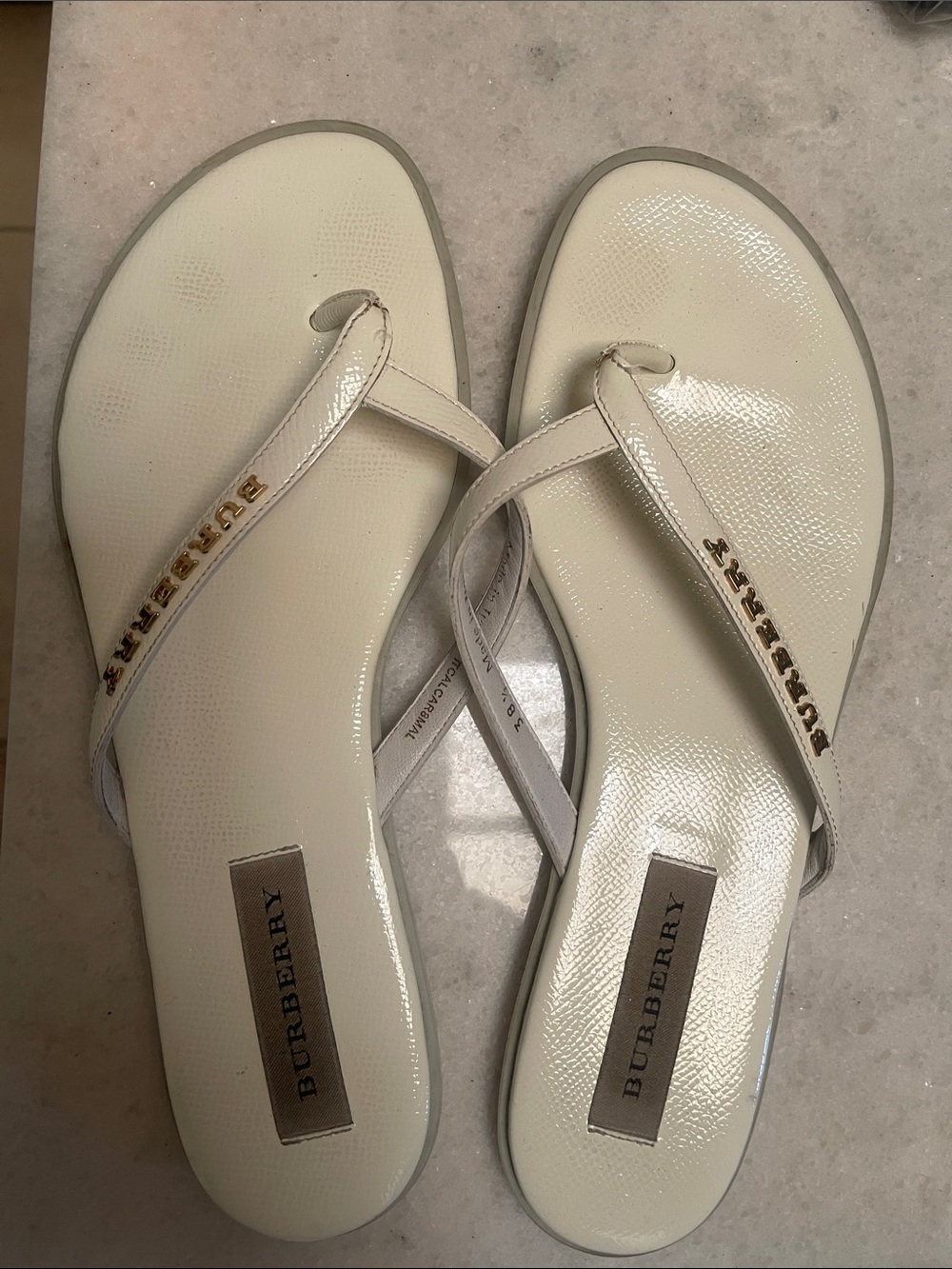 Burberry Cream Patent Thong Sandals with Gold Logo 38.5